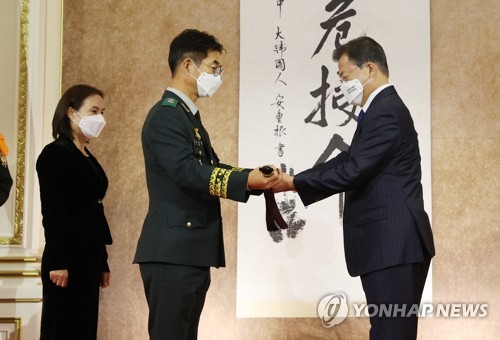 문대통령, 준장 진급자에 삼정검 수여…'개혁 주역' 역할 당부
