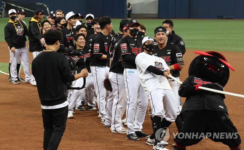 줄다리기 퍼포먼스하는 kt 선수들