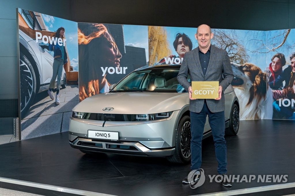 Le PDG de Hyundai Motor Europe, Michael Cole, pose pour une séance photos devant le véhicule électrique Ioniq 5, après que le modèle a été élu «voiture de l'année 2022» en Allemagne. (Photo fournie par Hyundai Motor Co. Revente et archivage interdits) 