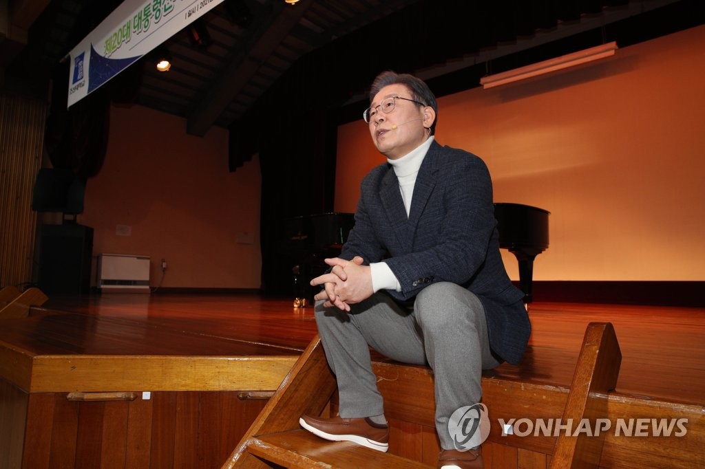 Lee Jae-myung, the presidential nominee of the Democratic Party, speaks to students at Chosun University in Gwangju, 329 kilometers south of Seoul, on Nov. 29, 2021. (Yonhap)