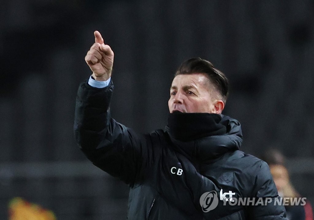 South Korea head coach Colin Bell directs his players against New Zealand during the teams' women's football friendly match at Goyang Stadium in Goyang, Gyeonggi Province, on Nov. 30, 2021. (Yonhap)
