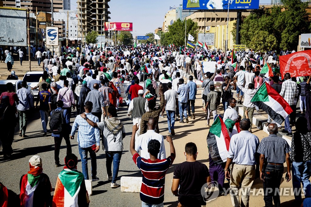 군부 쿠데타 반대 외치는 수단 시위대
