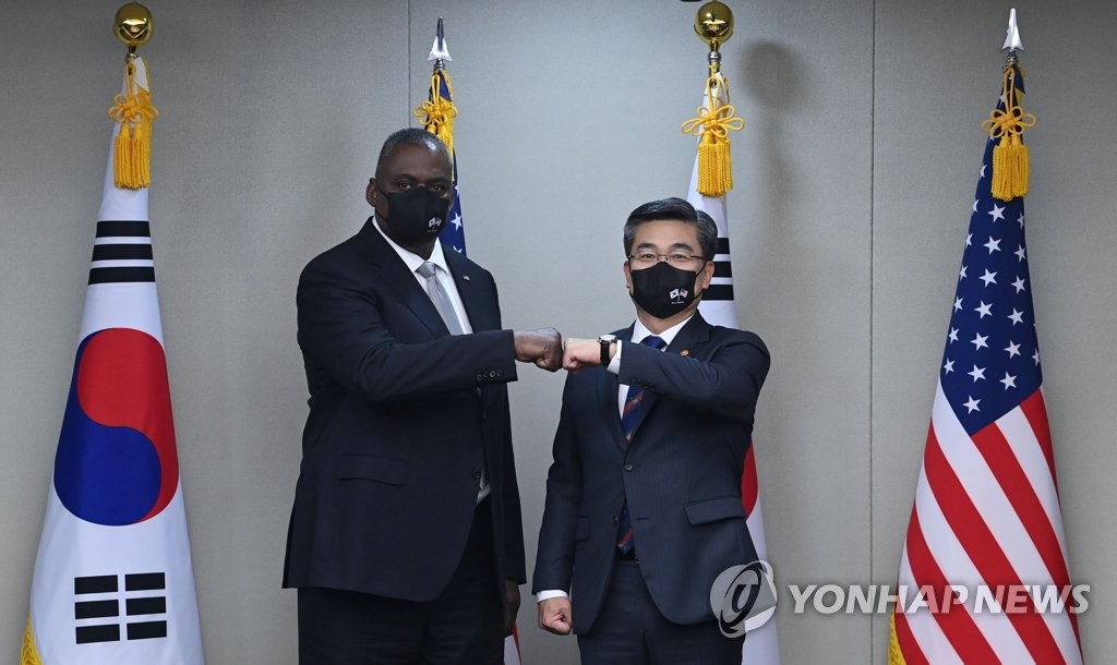 El ministro de Defensa surcoreano, Suh Wook (dcha.), y su homólogo estadounidense, Lloyd Austin, posan para una foto, el 2 de diciembre de 2021, antes de sus diálogos en el Ministerio de Defensa, en Seúl. (Foto del cuerpo de prensa. Prohibida su reventa y archivo)