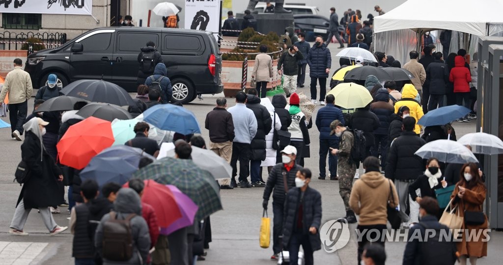ソウル市駅前の新型コロナの臨時検査所に大勢の人が列をつくっている＝２日、ソウル（聯合ニュース）