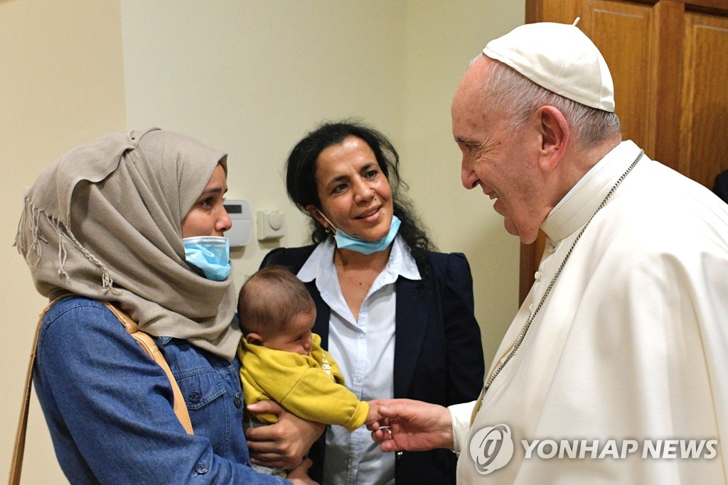 키프로스서 이민자 가족 만난 프란치스코 교황