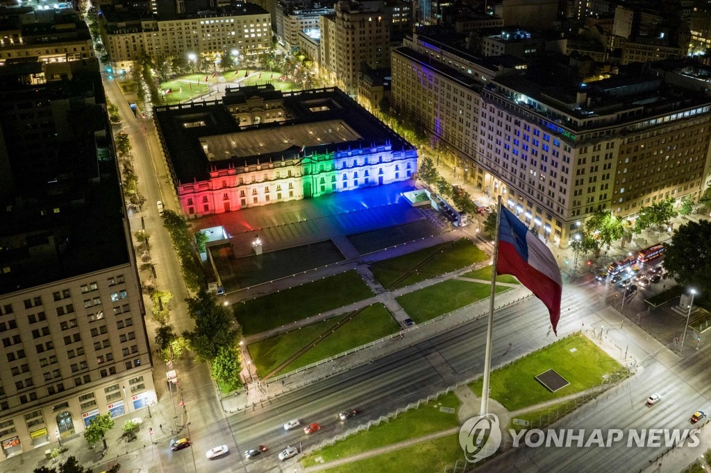 '동성결혼 합법화'에 무지갯빛 조명 밝힌 칠레 대통령궁