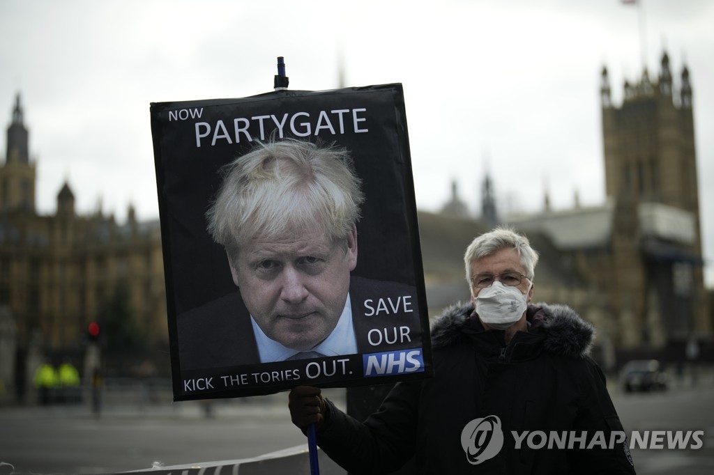 '파티 게이트' 총리실 내로남불 파티에 항의하는 영국 시위대