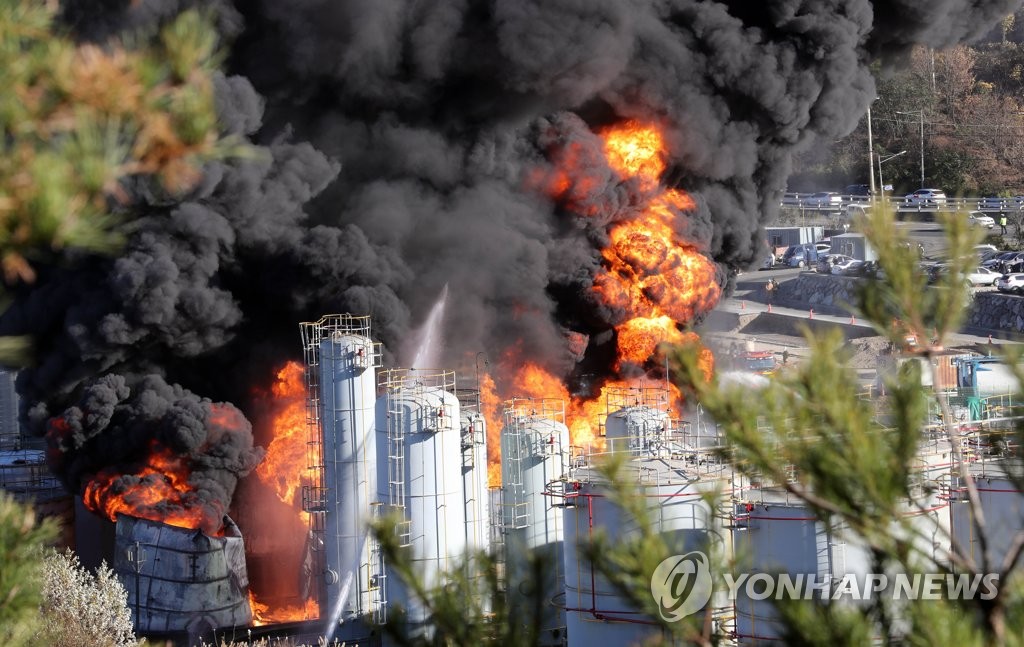A chemical factory in Yeosu, 450 kilometers south of Seoul, burns following an explosion at the plant inside the Yeosu Industrial Complex on Dec. 13, 2021. (Yonhap)