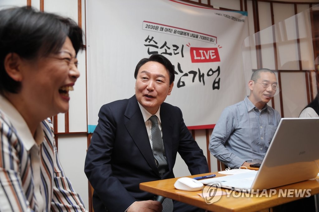 Yoon Suk-yeol (C), the presidential nominee of the main opposition People Power Party, attends a talk show hosted by his campaign at a coffee shop in Seoul on Dec. 14, 2021. (Yonhap)