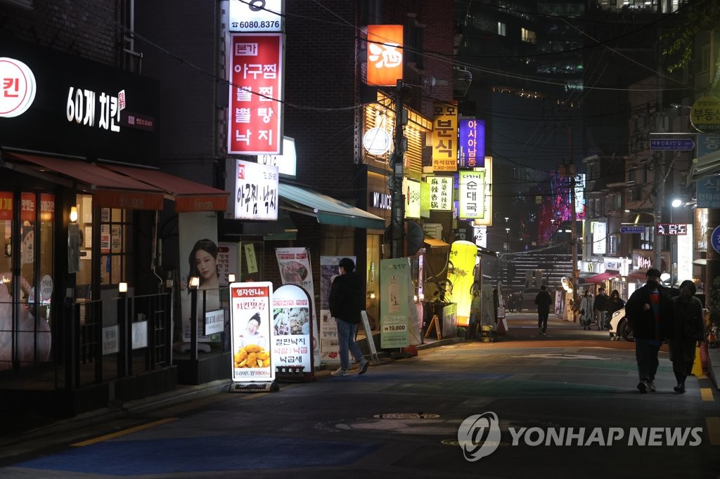 A normally busy restaurant street in Mapo, Seoul, is nearly empty on Dec. 15, 2021, as South Korea reported a record 7,850 daily new coronavirus cases. (Yonhap)