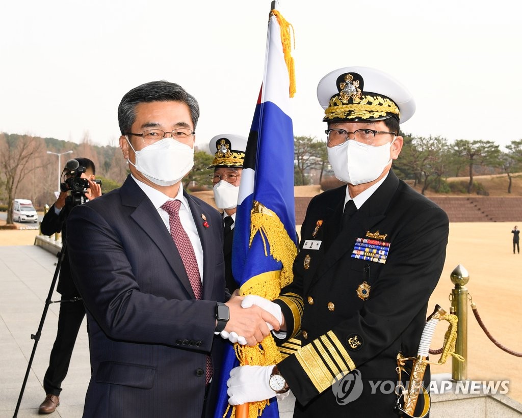 Defense Minister Suh Wook (L) and new Chief of Naval Operations Adm. Kim Jung-soo attend the latter's inauguration ceremony at the Gyeryongdae military headquarters, 160 kilometers south of Seoul, on Dec. 16, 2021, in this photo released by the Navy. (PHOTO NOT FOR SALE) (Yonhap)
