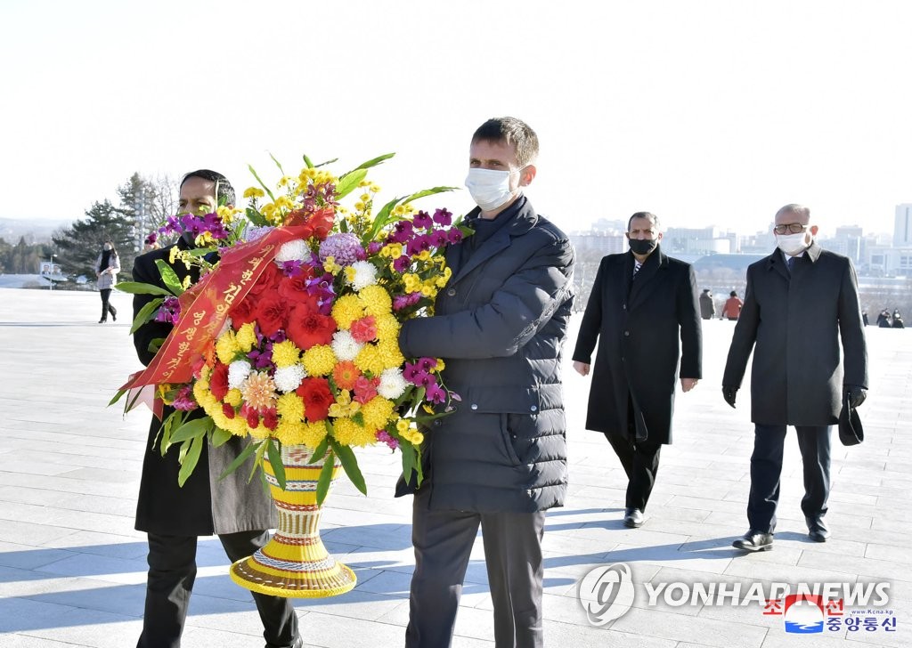 만수대 동상에 헌화하는 북한 주재 외교단