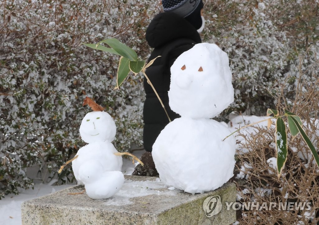 지난 19일 오후 눈이 내려 쌓인 제주 한라산 1100고지에 만들어진 눈사람 가족이 관광객의 눈길을 끌고 있다. [연합뉴스 자료사진]