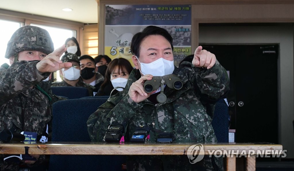 昨年１２月、北朝鮮との軍事境界線に近い韓国陸軍の前線部隊を訪問した尹氏（資料写真、国会写真記者団）=（聯合ニュース）