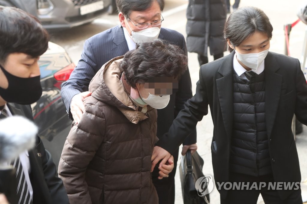 (LEAD) Yoon's mother-in-law gets 1-year jail term for forging financial document