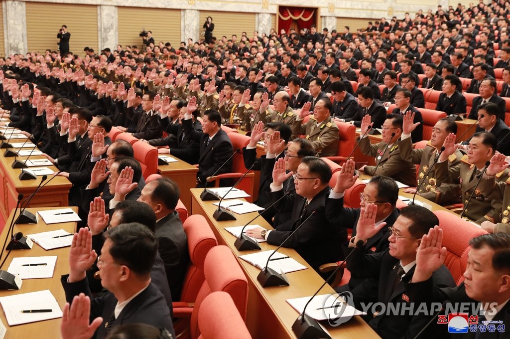 북한 전원회의서 손 든 참석자들