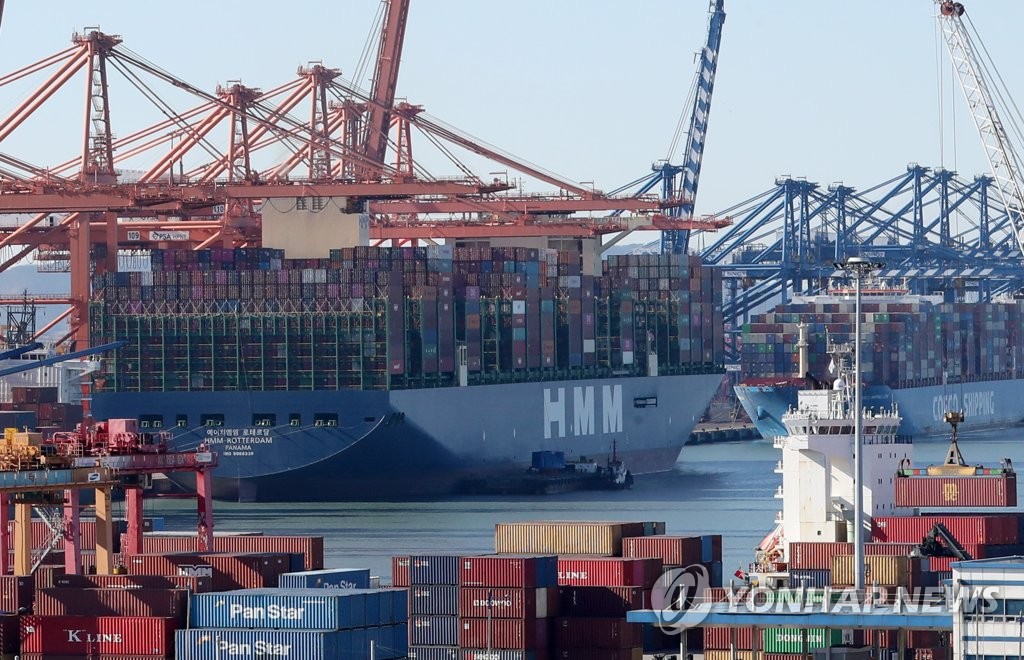 Container ships are loaded with export cargo at Busan New Port in Busan, 450 kilometers southeast of Seoul, on Jan. 1, 2022. South Korea's exports increased 25.8 percent year-on-year in 2021 to an all-time high of US$644.54 billion, the industry ministry said. (Yonhap)