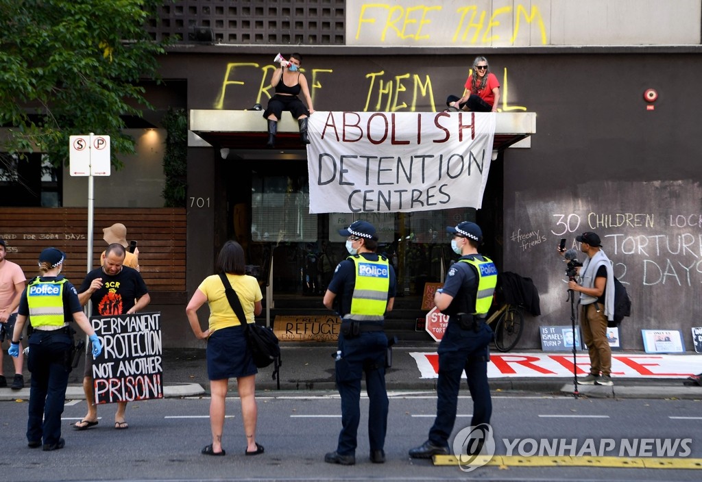 격리된 조코비치 호주 숙소 앞에서 경찰과 대치하는 지지 시위대