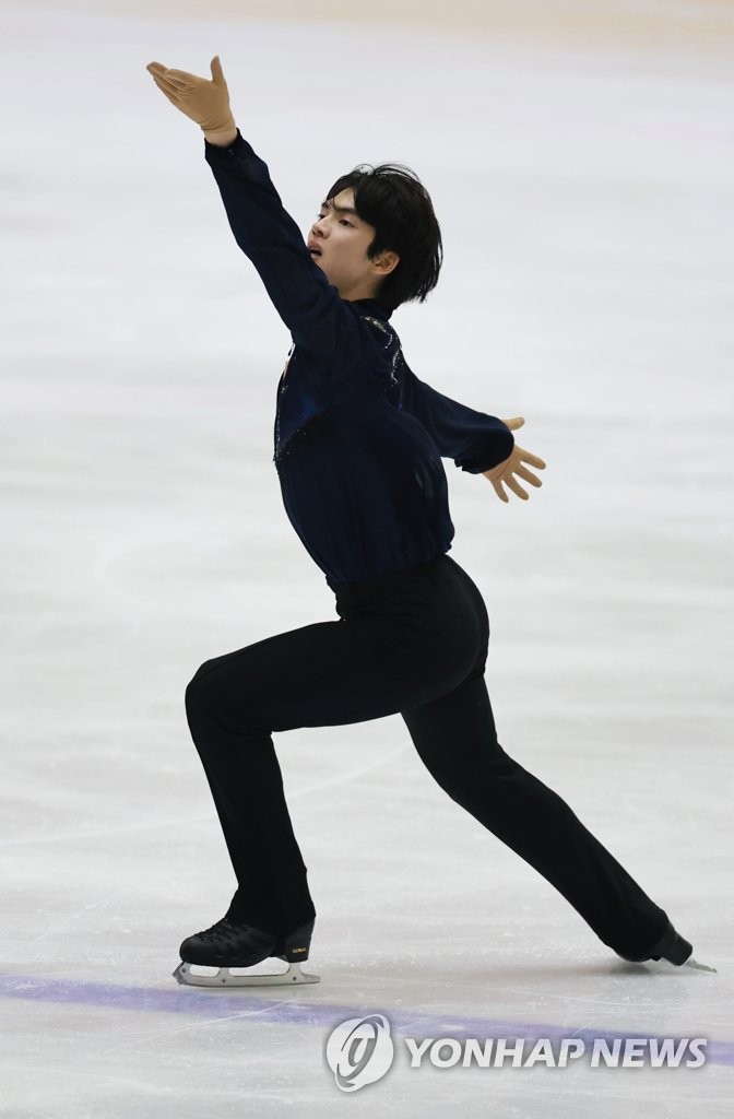 المتزلج تشا جون-هوان يفوز بالميدالية الذهبية في بطولة القارات الأربع للتزلج الفني على الجليد