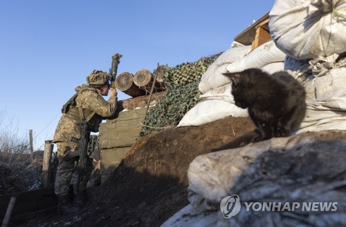 무력 충돌 긴장 속 전선 감시하는 우크라이나군