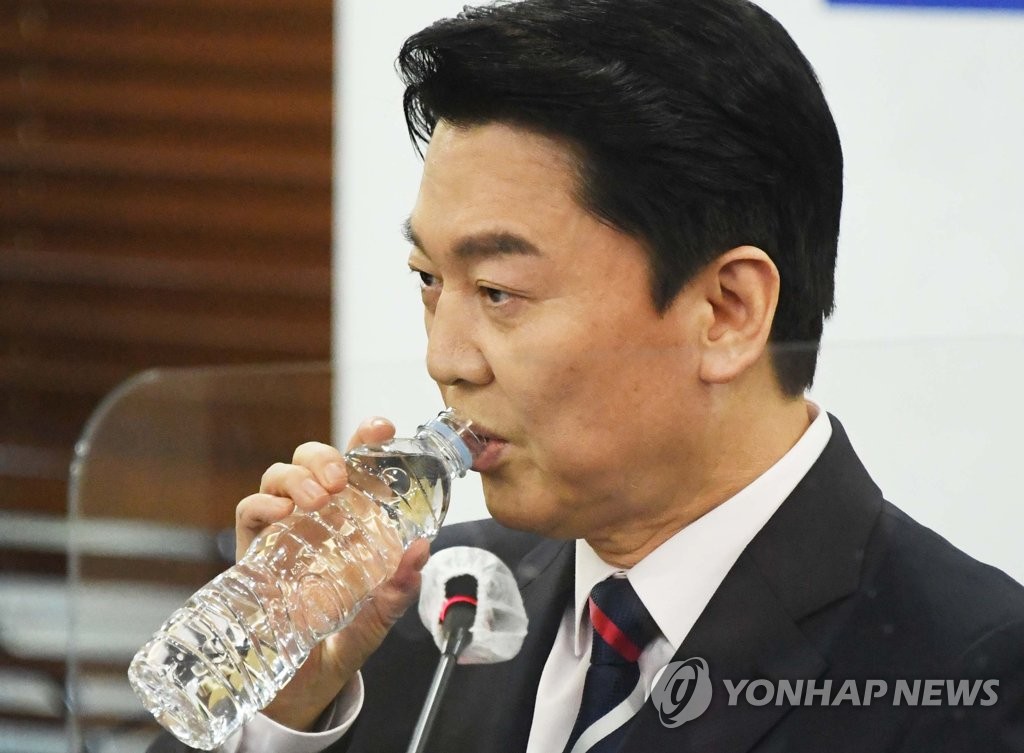 물 마시는 안철수