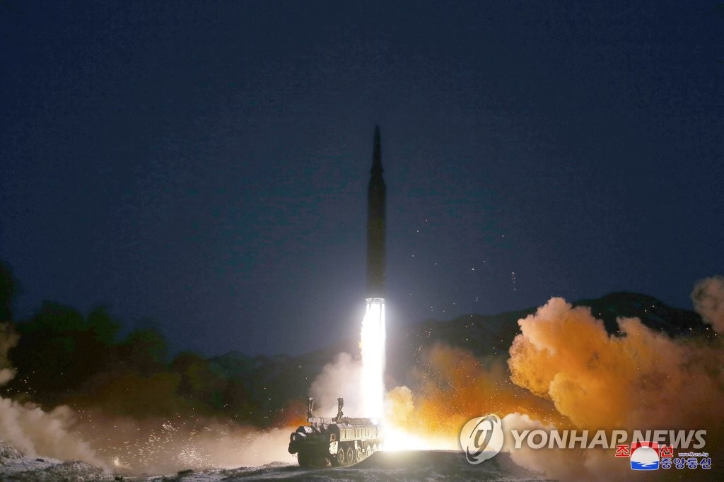 La foto, desvelada, el 12 de enero de 2022, por la Agencia Central de Noticias de Corea del Norte, muestra lo que el Norte afirma ser un nuevo misil hipersónico siendo lanzado, el día anterior. (Uso exclusivo dentro de Corea del Sur. Prohibida su distribución parcial o total)