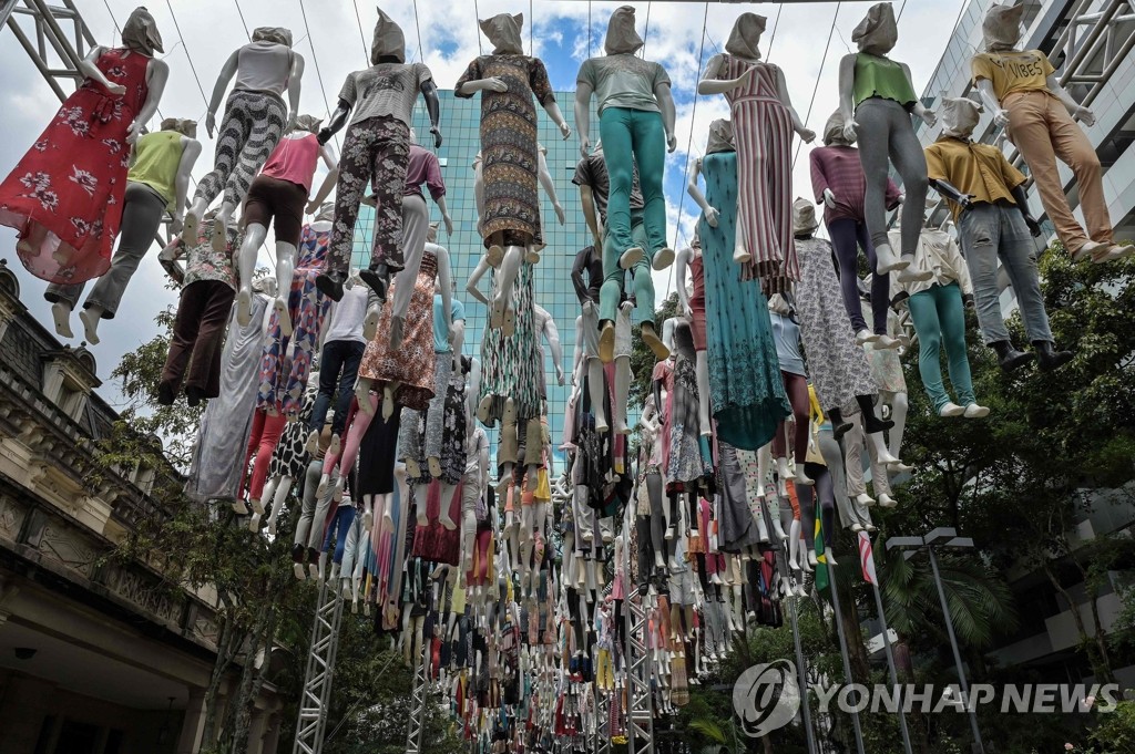 코로나 사망자 애도하는 브라질 상파울루 마네킹 365개