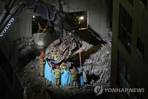 [1보] 지하서 발견된 붕괴 현장 실종자 1명 구조 완료…사망 추정