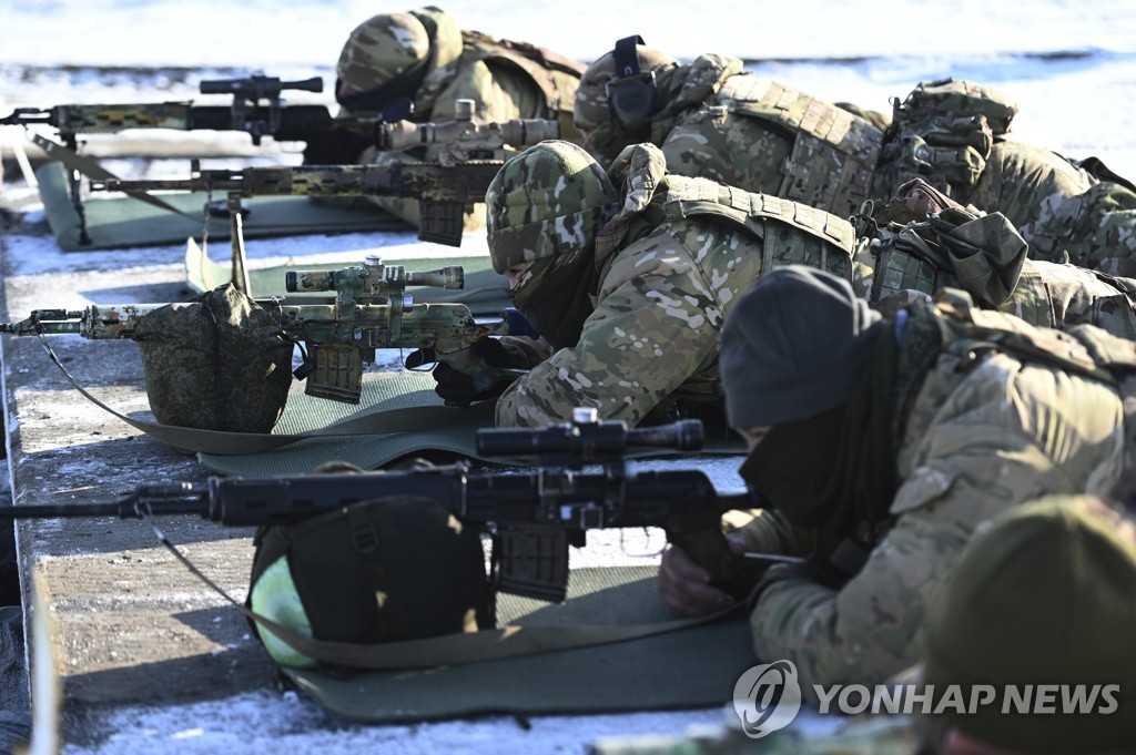 군사적 긴장 속 우크라 접경지역서 사격훈련 하는 러시아군