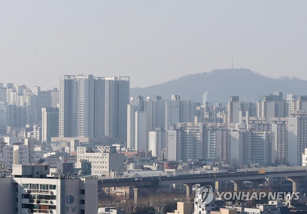 This photo, taken Jan. 16, 2022, shows apartment buildings in Seoul. (Yonhap)
