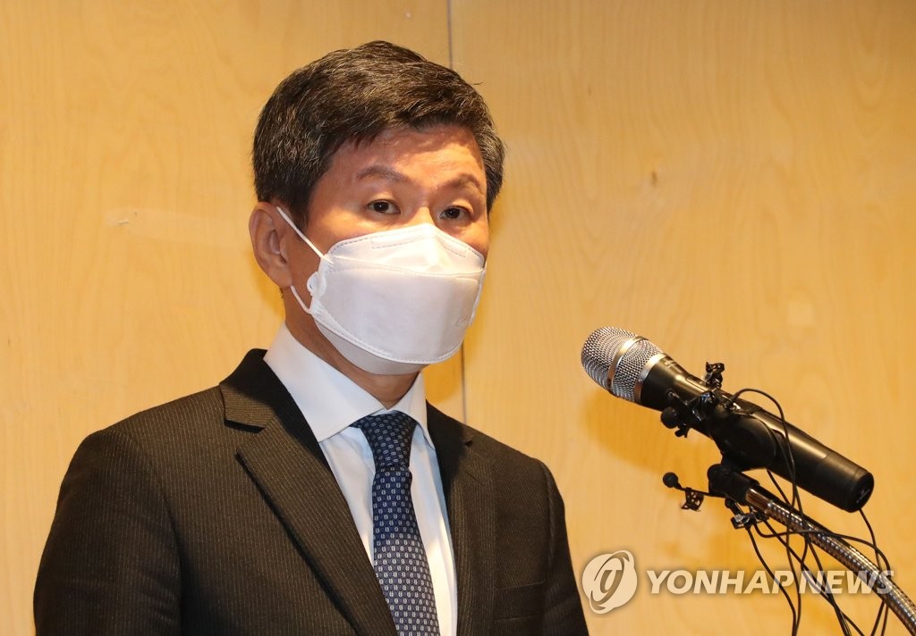 Chung Mong-gyu, chairman of HDC Hyundai Development, apologizes over the partial building collapse at its construction site in the southwestern city of Gwangju and offers to resign from his chairman post, in a press conference at the company headquarters in Seoul, in this photo from Jan. 17, 2022. (Pool photo) (Yonhap)
