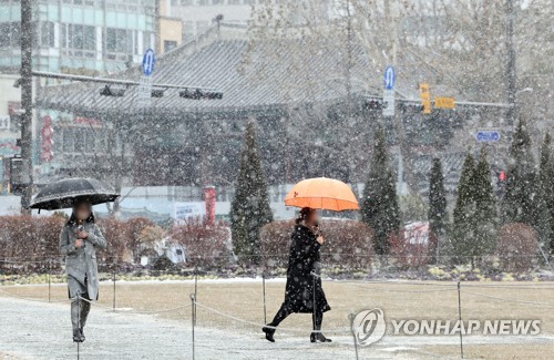 지난 17일 오후 서울 중구 서울시청 앞 광장에 눈이 내리고 있다. [연합뉴스 자료사진]