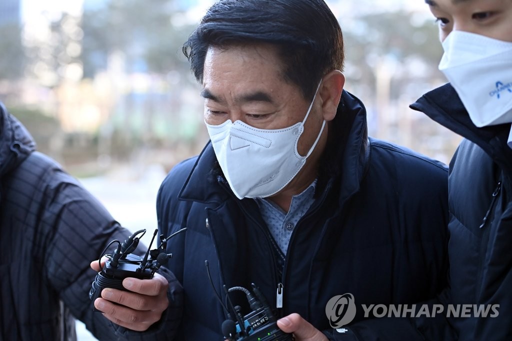 This photo shows Choi Youn-kil, ex-speaker of the Seongnam city legislature, appearing for a court hearing held on Jan. 18, 2022 at a district court in Suwon for an arrest warrant request. (Yonhap)
