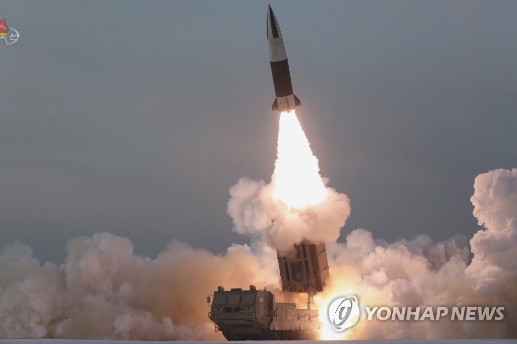 La foto, capturada, el 18 de enero de 2022, de la Estación Central de Televisión de Corea del Norte (KCTV, según sus siglas en inglés), muestra uno de los dos misiles tácticos guiados disparados por el Norte en un lanzamiento de prueba, el día previo, desde un vehículo transportador-erector-lanzador hacia un objetivo en el mar del Este. El misil parece ser la versión norcoreana del Sistema de Misiles Tácticos del Ejército (ATACMS) estadounidense, llamado KN-24. (Uso exclusivo dentro de Corea del Sur. Prohibida su distribución parcial o total)