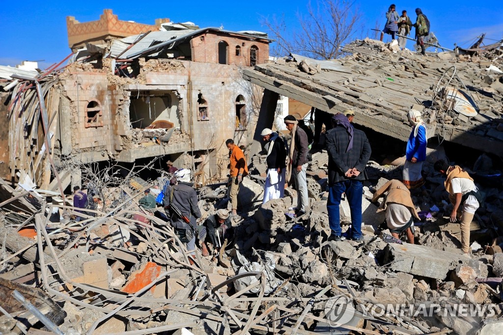 사우디 동맹군 보복공습에 파괴된 예멘 수도 사나의 건물들