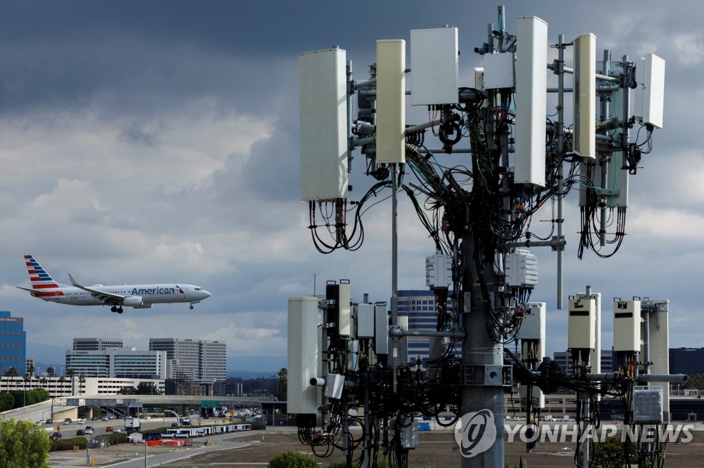 '미 공항 5G 위험' 논란…세계 항공업계 운항 취소·변경