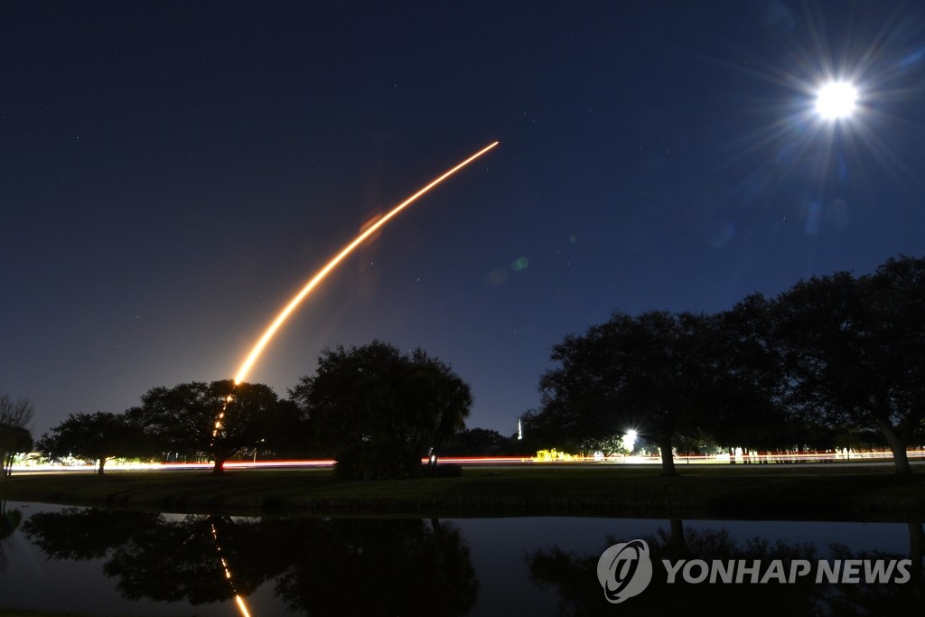 '우주 인터넷망 구축용 위성' 싣고 발사되는 미 스페이스X 로켓