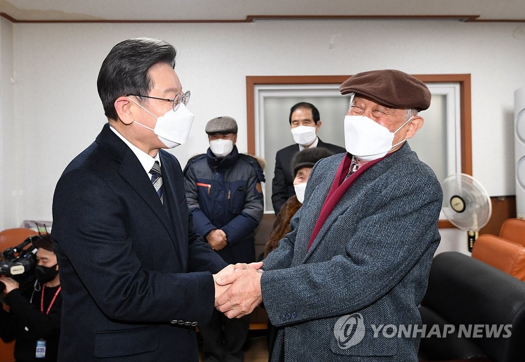 Le candidat présidentiel du Parti démocrate (PD), Lee Jae-myung (à g.), lors d'une visite dans un centre pour personnes âgées dans l'arrondissement de Dongjak, à Séoul, le mercredi 19 janvier 2022.