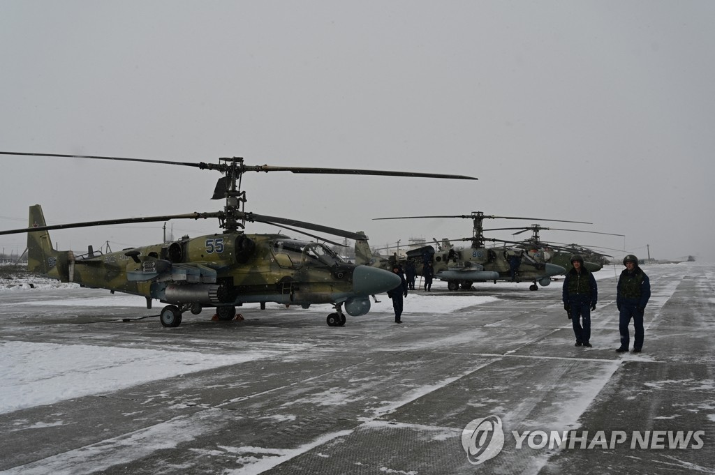 우크라 접경지역서 공격용 헬기 시험 비행하는 러시아군
