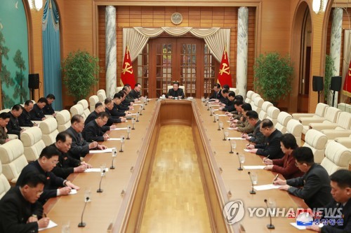 زعيم كوريا الشمالية يترأس اجتماع المكتب السياسي