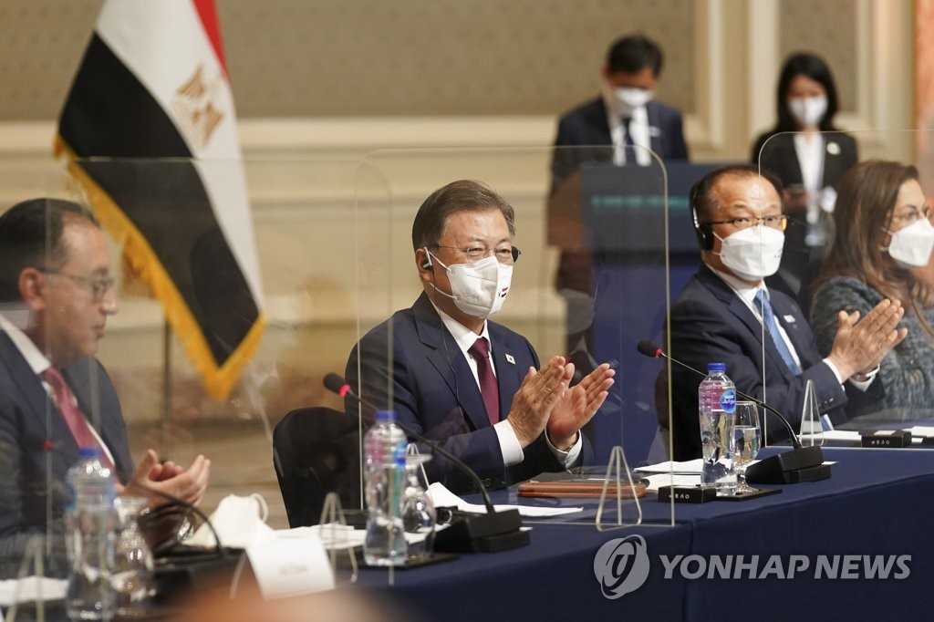 الرئيس مون يتعهد ببذل كوريا الجنوبية جهودا لتوسيع آفاق التعاون الاقتصادي مع مصر - 2