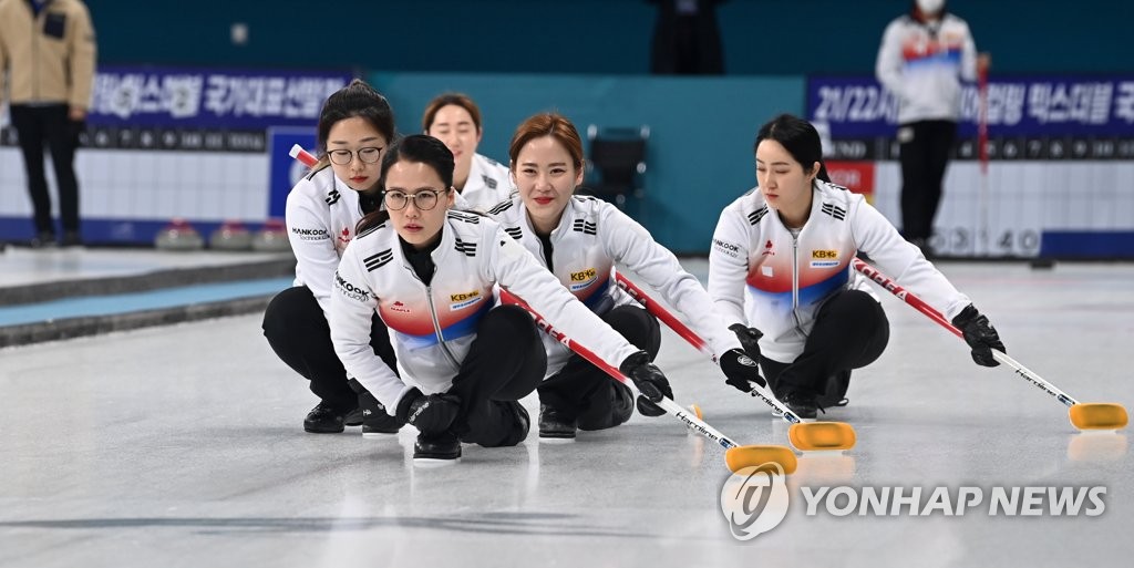 Les membres de l'équipe féminine de curling pour les Jeux olympiques d'hiver de Pékin 2022 se présentent lors de la journée de la presse tenue le vendredi 21 janvier 2022 au Centre de curling de Gangneung, dans la province du Gangwon. 