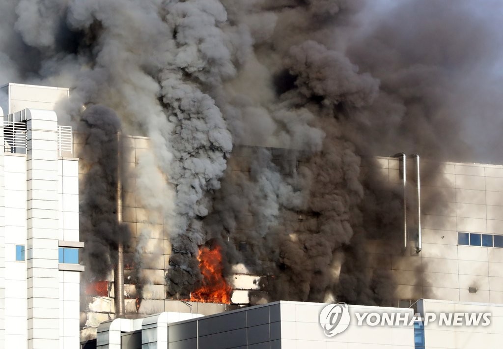 청주 에코프로비엠 공장서 대형화재…′1명 사망·3명 구조′