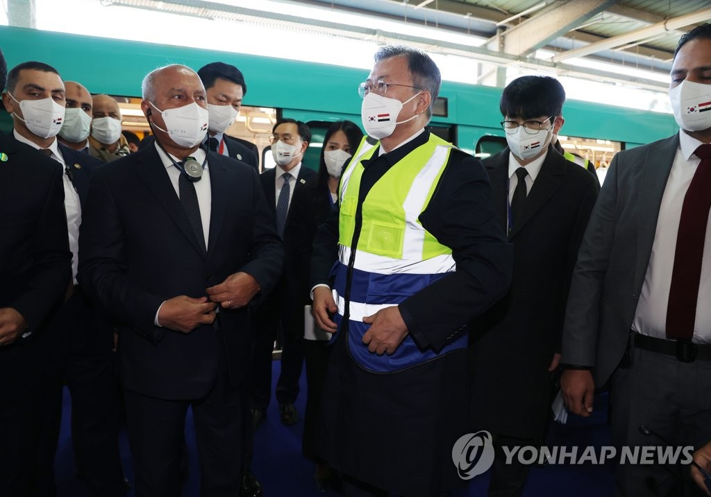 이집트 메트로 차량공급사업 현황 보고받는 문 대통령