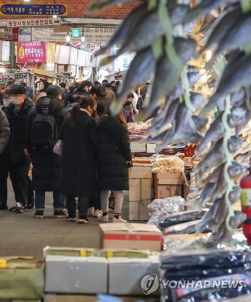 Bustling market a week ahead of Seol holiday