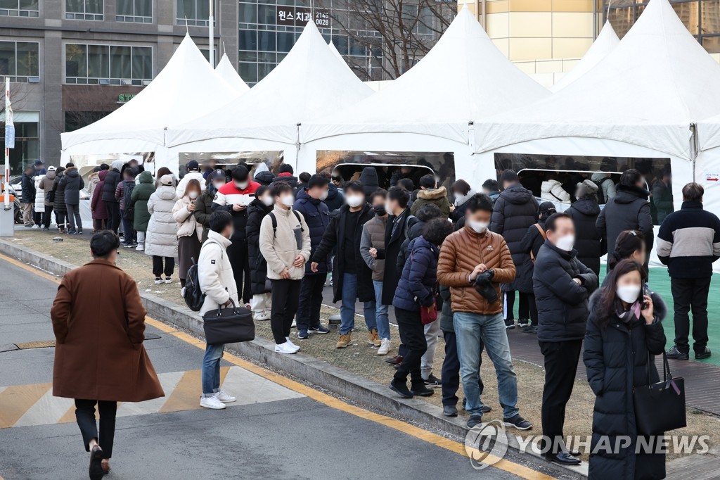 Des personnes font la queue pour subir un test de dépistage devant le centre médical public de Songpa, dans le sud-est de Séoul le lundi 24 janvier 2022. 