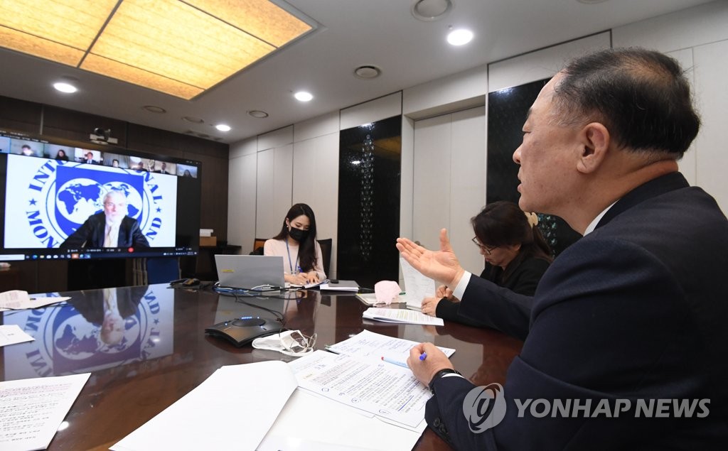 This photo, provided by the Ministry of Economy and Finance on Jan. 25, 2022, shows South Korean Finance Minister Hong Nam-ki (R) holding a virtual meeting with Martin Kaufman, Korea mission chief at the International Monetary Fund (IMF), after the agency's annual consultations over the Korean economy. (PHOTO NOT FOR SALE) (Yonhap)