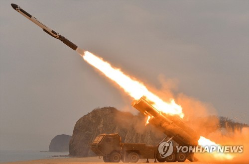 북한, 지대지 전술유도탄·순항미사일 시험발사 동시 공개