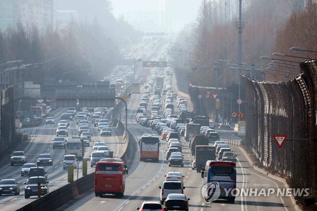 Heavy traffic clogs the southbound lanes on the Gyeongbu Expressway, which links Seoul to Busan, in southern Seoul on Jan. 28, 2022, as many people travel home on the eve of a five-day break for Lunar New Year's Day, which falls on Feb. 1 this year. (Yonhap)