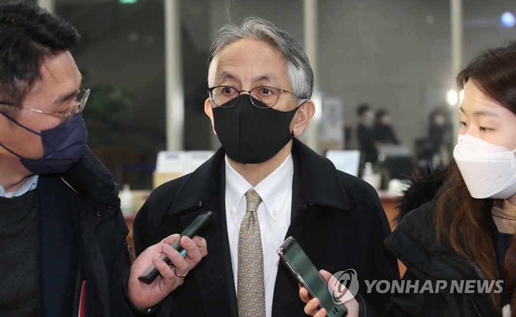 Japanese Ambassador to South Korea Koichi Aiboshi arrives at the South Korean foreign ministry office building in central Seoul on Jan. 28. The ministry called him in to lodge a protest over Tokyo's decision to recommend a former gold mine, where Koreans were forced into harsh labor during Japan's colonial rule, as a candidate for a UNESCO World Heritage site. (Yonhap)